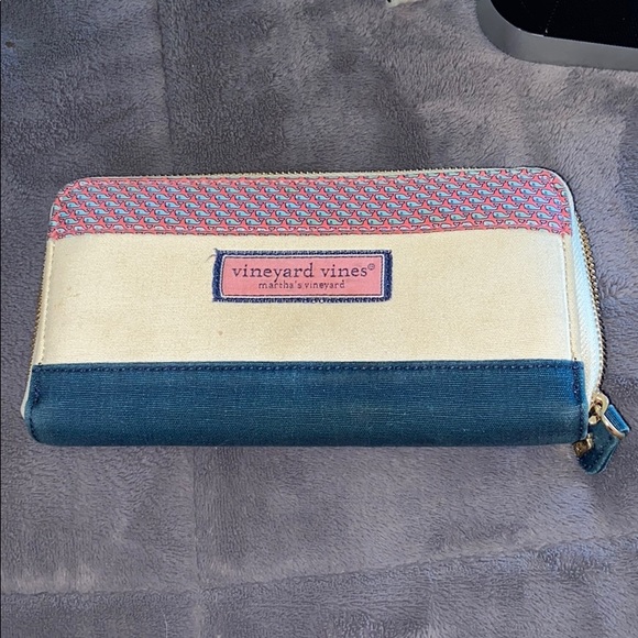 Vineyard Vines Continental Whale zip around wallet - Picture 2 of 8